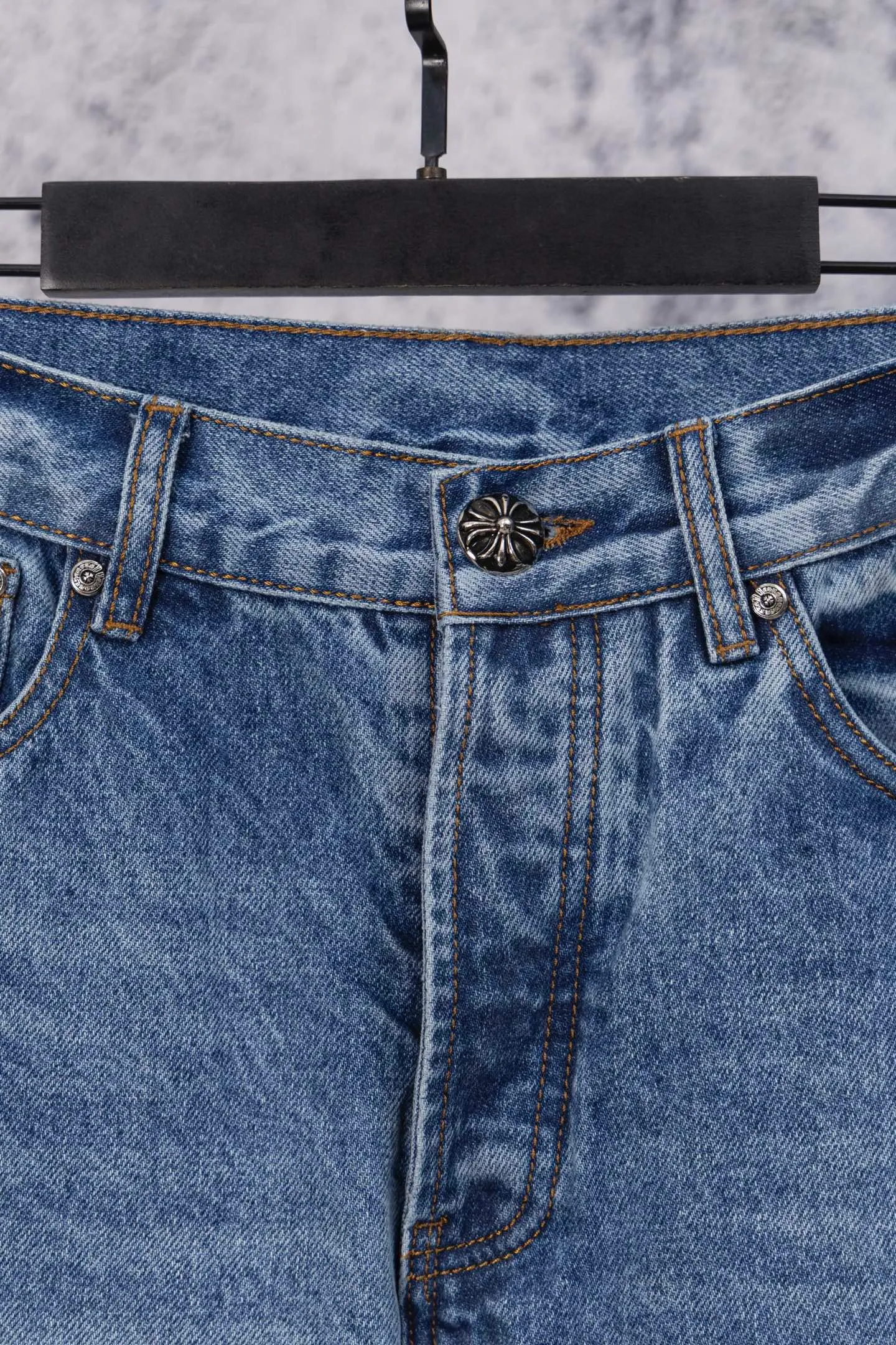 P290 Chromehearts CH limited edition leopard print colorful full cross iron leather cow king jeans, counter price 34W level, patchwork cross pattern embellishment, washed jeans! ! An absolutely high-end luxury product, a 1.9W-level god-level single product, a super popular product, made by top heavy industry, a magic weapon that cannot be missed! [About Zangyin] This is an extremely luxurious fashion brand that can also be called the aristocracy of the high street. It has always been an exclusive brand for some hipsters or rich second generations. Compared with ordinary high streets, it is more luxurious and noble. Compared with luxury brands, it is more fashionable and individual. It has always been a brand that I have a special liking for. [Top heavy industry fashion design] Consistently high-street luxury style. Speaking of this style, the Zangyin family and GU family are definitely the leading representative brands. Especially the Zangyin family has really achieved a state-of-the-art effect in creating high-street style. The unique washed material is used to create this style. The color system is already quite eye-catching. After it is decorated with patchwork cross flowers, it cleverly highlights the charm of the brand. Secondly, this style uses classic The high-waist cutting design highlights the long legs and fashionable temperament of the upper body. The brand is highly recognizable and the slim fit configuration is more suitable for daily wear. It is a product that interprets personality, fashion, and specifications at a glance. This single product is enough to make any fan excited. It can be a white T-shirt for a youthful college style, or a tight suspender for a royal style. It has strong matching ability and can be easily controlled by men.  [Materials and craftsmanship] Needless to say, this point goes without saying. As an excellent craftsman brand, Zangyin’s requirements for details and craftsmanship are really perfect. The washed color of this model has gone through so many processes, not to mention the embellishment of denim appliques. It is also purely hand-made and sewn. Just like what they believe in, only hand-made things have soul and have the meaning of wear. A top-notch heavy-duty fashionable denim item, I look forward to your perfect interpretation! !  Color: blue Size: 28-36